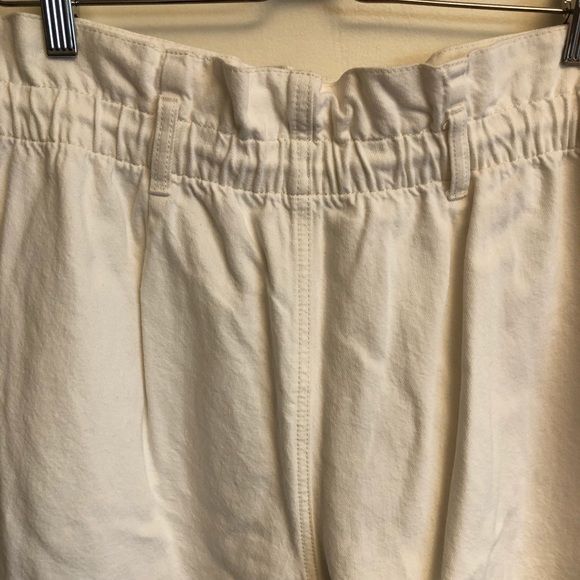 Gap Cream Shorts - Picture 2 of 2